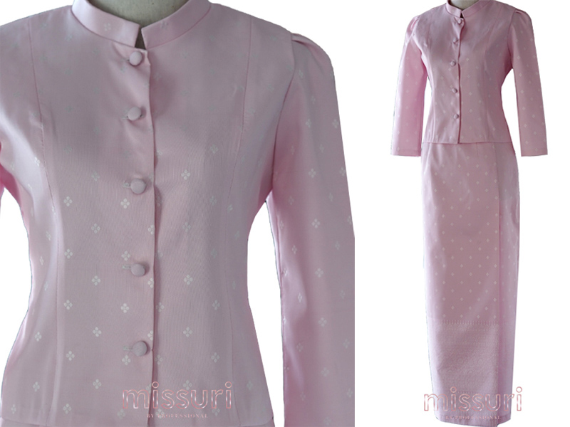 ชุดไทยอมรินทร์สีชมพู ปักลายดอกขาว เป็นสีสุภาพที่ใส่ได้ในหลายๆโอกาส