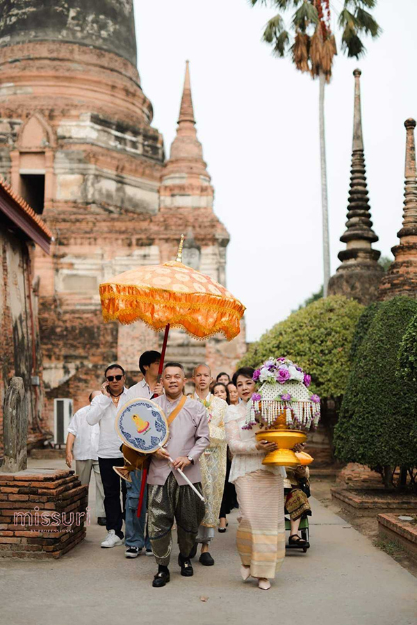 จะเป็นคุณผู้ชายหรือคุณผู้หญิงทางร้านก็มีชุดไปงานบวชที่หรูหรา ครบวงจร ให้เลือกเช่ามากมาย